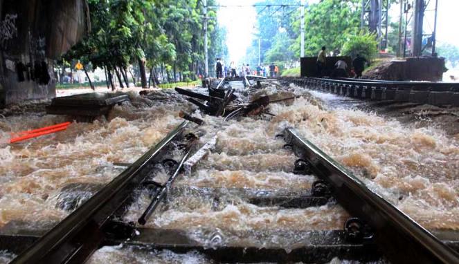 140 Perjalanan Kereta Rel Listrik Dibatalkan karena Banjir